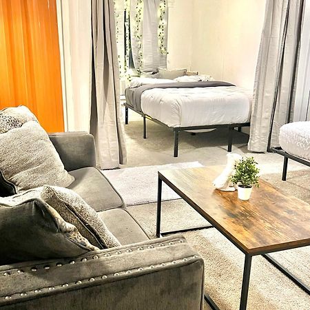 Two Bedroom Villa Studio With Fireplace & Living Room ديترويت المظهر الخارجي الصورة