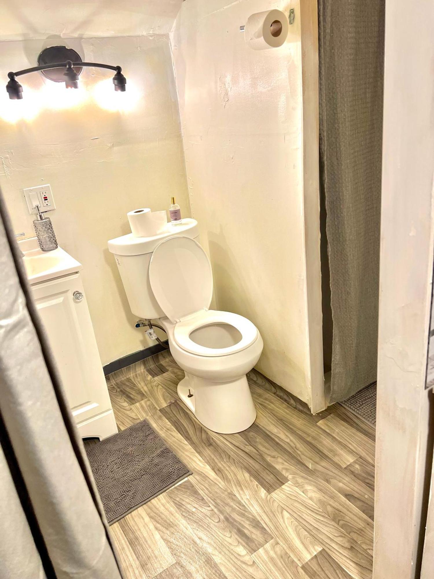 Two Bedroom Villa Studio With Fireplace & Living Room ديترويت المظهر الخارجي الصورة