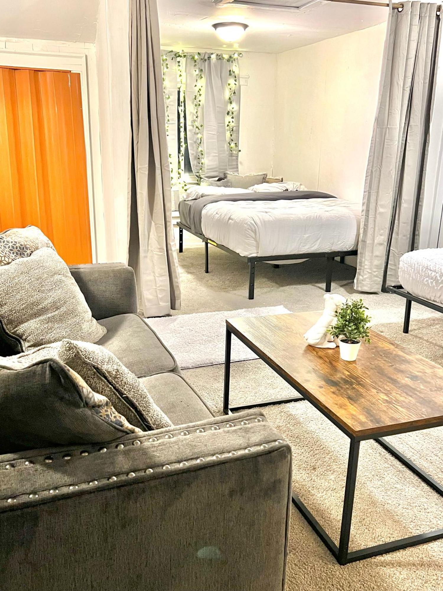 Two Bedroom Villa Studio With Fireplace & Living Room ديترويت المظهر الخارجي الصورة