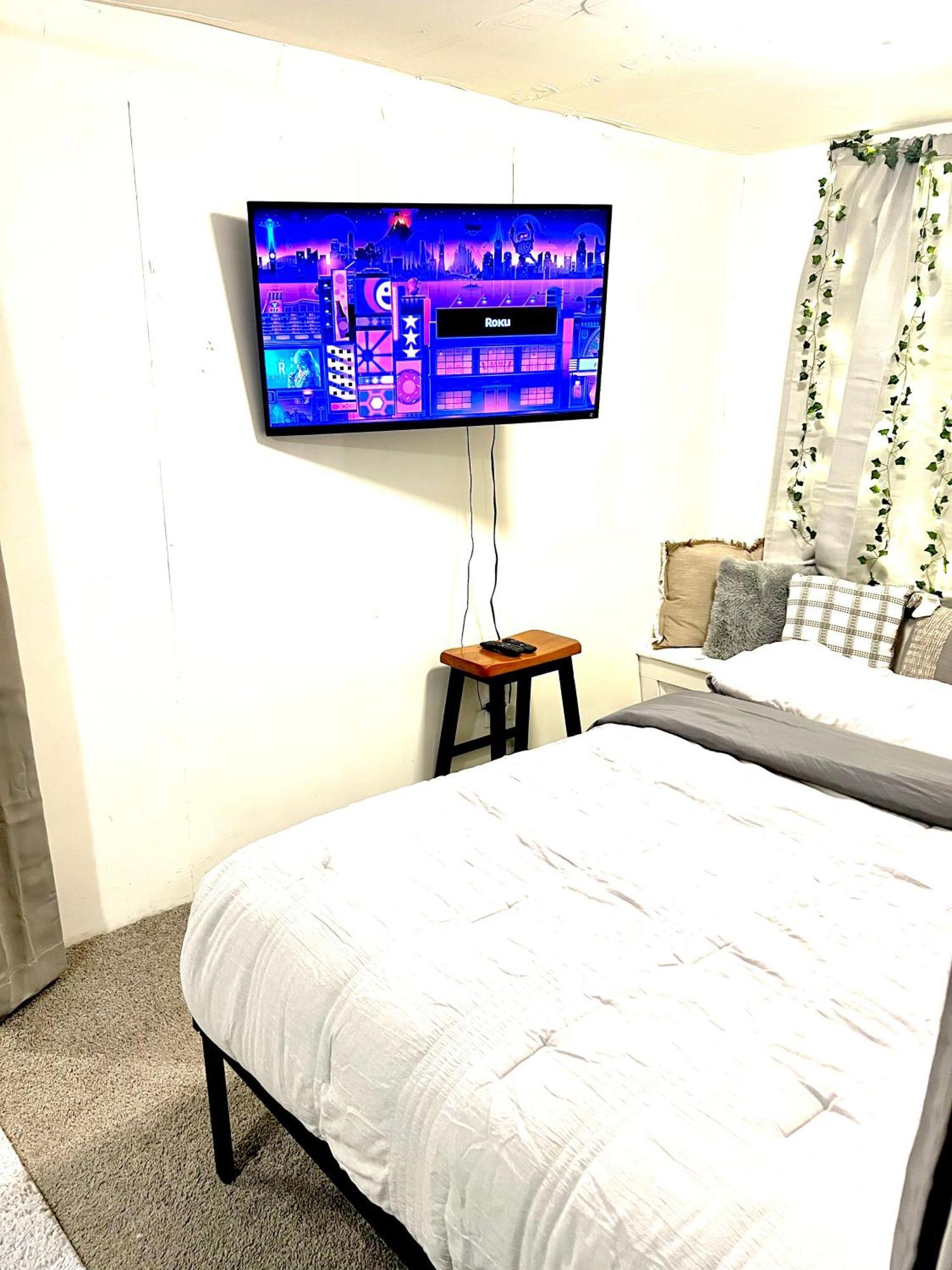 Two Bedroom Villa Studio With Fireplace & Living Room ديترويت المظهر الخارجي الصورة