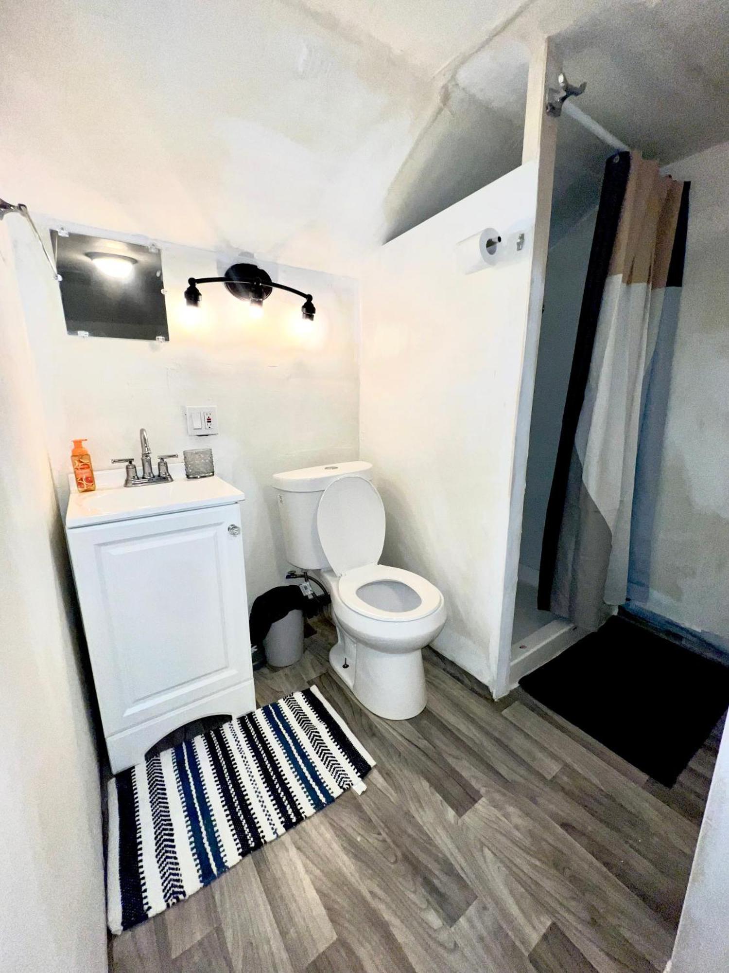 Two Bedroom Villa Studio With Fireplace & Living Room ديترويت المظهر الخارجي الصورة
